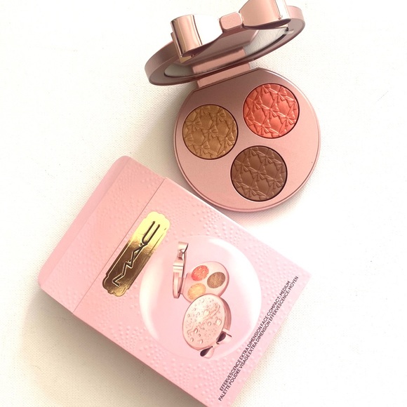 MAC 2022 Holiday Bubbles & Bows Extra Dimension Face Compact: Medium New in Box - Picture 4 of 11